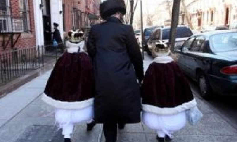 משפחה יהודית בווילאמסבורג בפורים 2008 [צילום: AP]