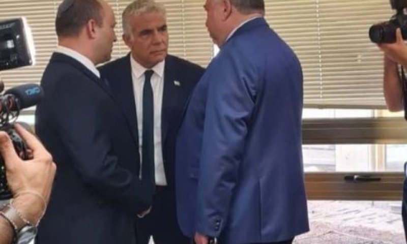 בנט, לפיד וליברמן בישיבת סיעות הקואליציה [צילום: יש עתיד]