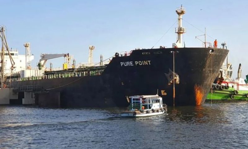 מכלית רוסית שנתקעה בים [צילום: AP/קרן נמל קראצ'י]