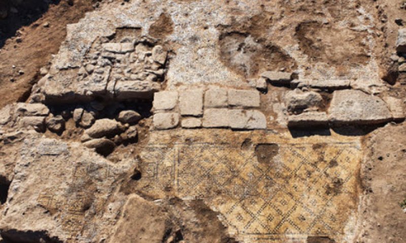 המבנה המפואר שבו שולבה הכתובת בשימוש חוזר [צילום: צחי לאנג, רשות העתיקות]