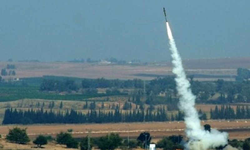 כוחות הביטחון מנסים לאתר את שרידי הרקטות [צילום: פלאש 90]