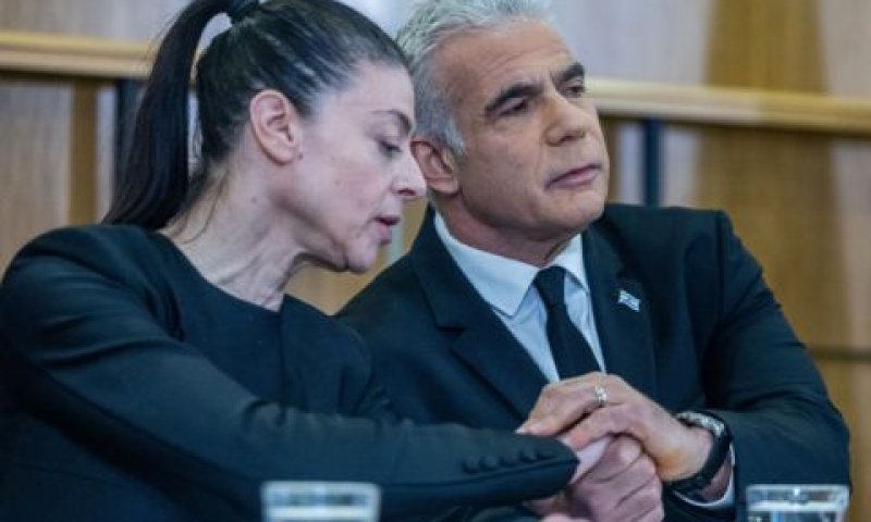לפיד ומיכאלי. בקושי מגיעים לעבודה [צילום: יונתן זינדל/פלאש 90]