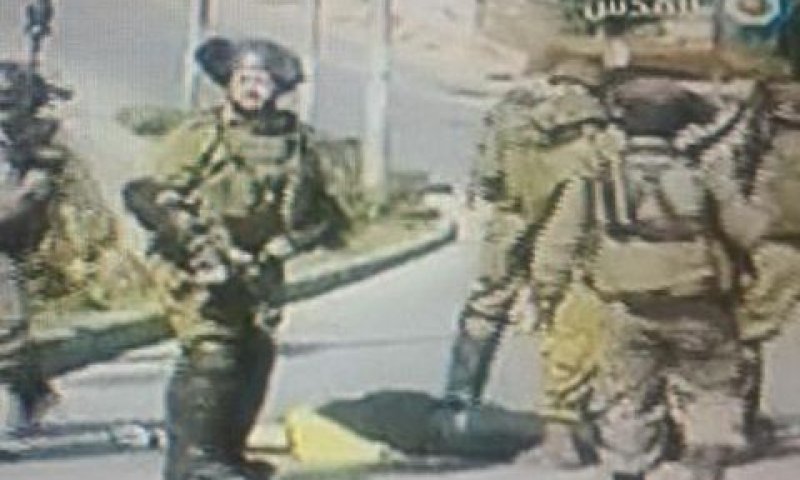 חיילים ליד גופת המחבל לאחר שחוסל