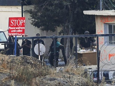 חמושים סורים לא מזוהים במעבר קוניטרה [צילום: AP]