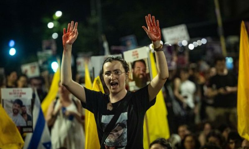 מיצג "דם על הידיים" נגד הממשלה [צילום: יונתן זינדל/פלאש 90]