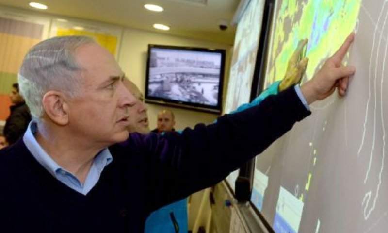 נתניהו בחדר המצב של עיריית י-ם [צילום: חיים זך/לע"מ]