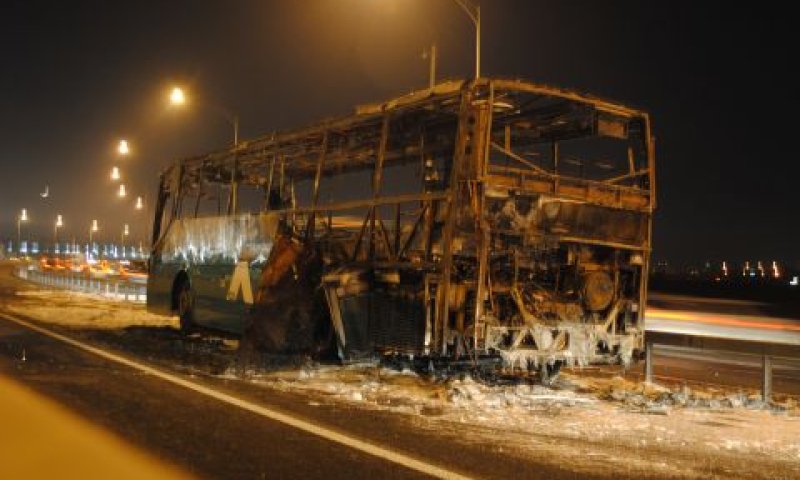 אוטובוס 480 שנשרף על כביש 1 [צילום: רן שלף/נציבות כבאות והצלה]