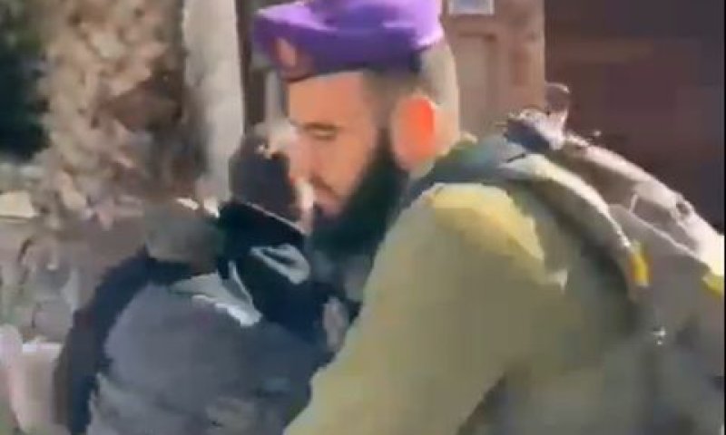 חייל שתקף פעיל שמאל רדיקלי בחברון [צילום: שימוש לפי סעיף 27א לחוק זכויות יוצרים]
