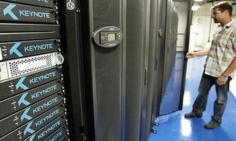 עובד בוחן שרתים בשימוש ממשלת ארה"ב [צילום: AP]