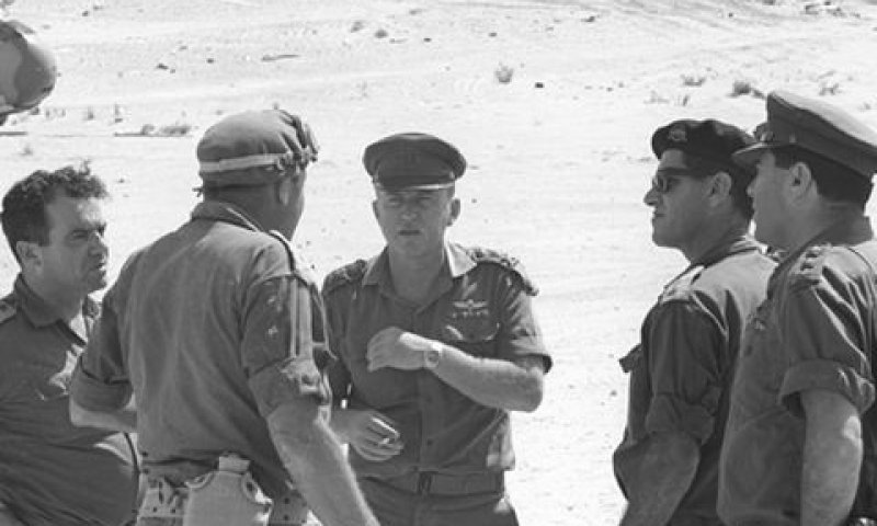 יצחק רבין בסיני [צילום: ארכיון צה"ל במשהב"ט]
