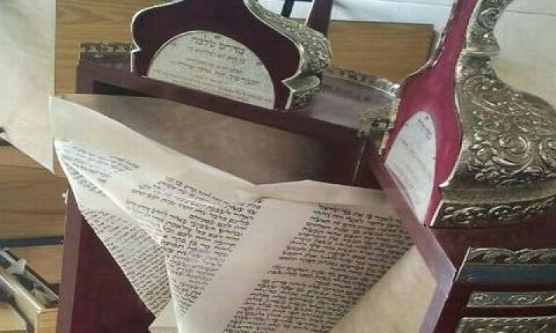 ספר תורה שהושחת בפוגרום [צילום: משה ג'מל]