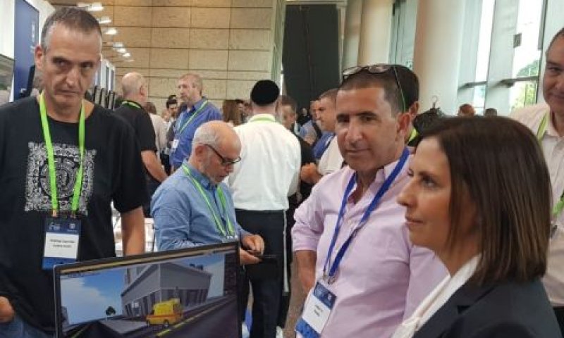 גילה גמליאל עם יזמי הזנק ישראליים [צילום: טל ברוך/לע"מ]