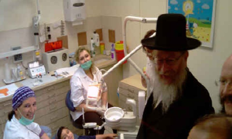 סגן שר הבריאות במרפאת השיניים של מאוחדת בירושלים [צילום: יובל מעיין]