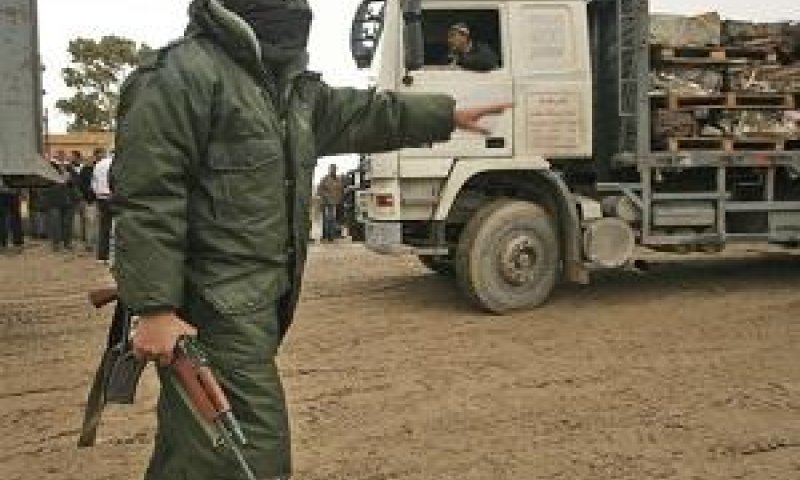 איש חמאס מפקח ביום ג' על התנועה בצד המצרי של גבול הרצועה (צילום AP)