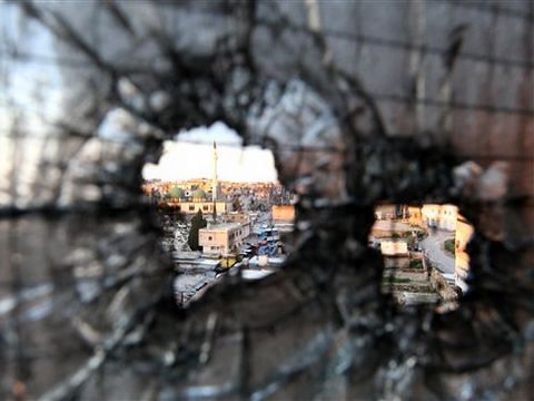 חלון בית שנפגע מקליע [צילום: AP]