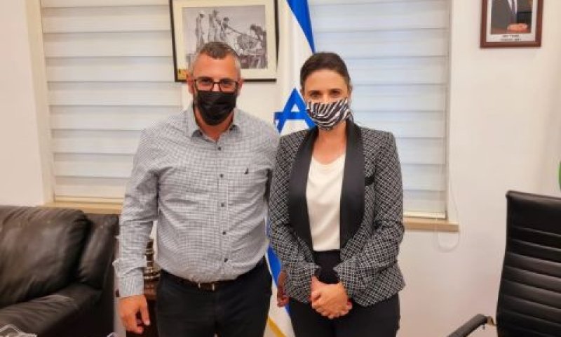 השרה שקד וראש העירייה יצחק קשת במהלך ביקור בחריש [צילום: דוברות חריש]