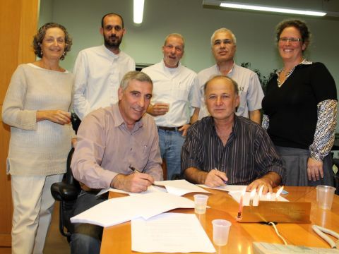 יושבים (מימין לשמאל): מוטי שקלאר ודני זקן. עומדים: מרסייה צוגמן סגנית יועמ"ש רשוה"ש, אריה שקד ראש צוות הרפורמה, חיקה גינוסר יו"ר אגודת העיתונאים בירושלים לשעבר, עו"ד אופיר טל , חנה מצקביץ' יועמ"ש רשוה"ש [צילום: אביב חופי]