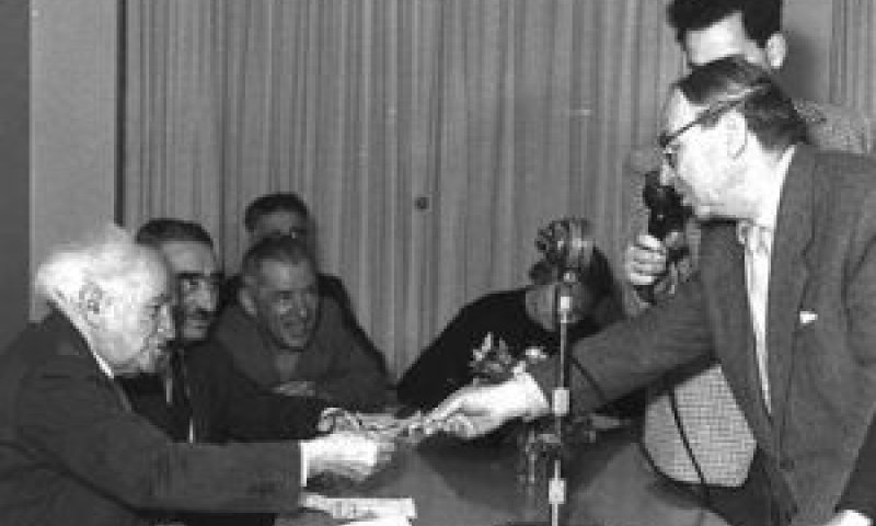 נציגי העובדים בירושלים מעמידים את המחאות האג"ח שלהם למלווי העלייה לראש הממשלה דוד בן גוריון [צילום: משה פרידן/לע"מ]