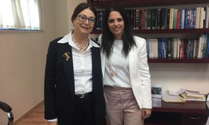 שקד וחיות. המפתח בידיהן