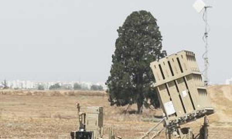 כיפת ברזל. עובדים חיצוניים בפיתוח [צילום: פלאש 90]