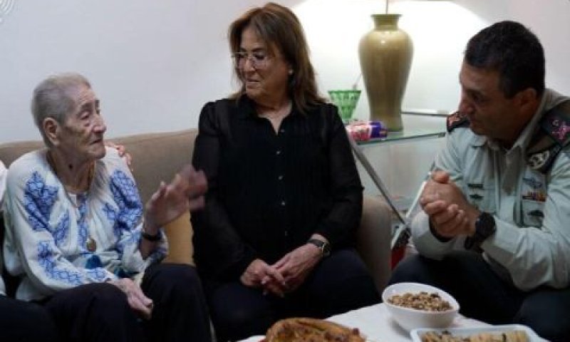 ראש אכ"א מודיע לאלמנתו של ברודר על איתור הקבר [צילום: דובר צה"ל]