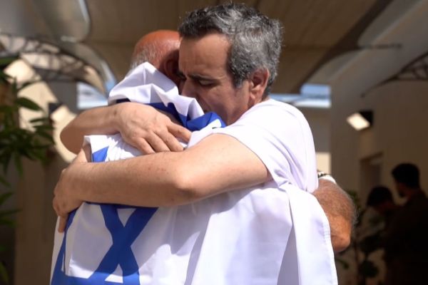 המפגש של עומרי מירן עם משפחתו [צילום: דובר צה"ל]