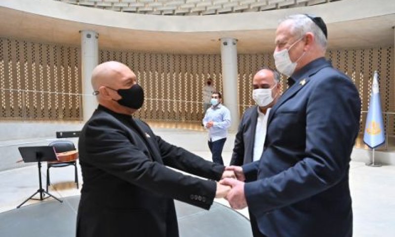 שר הביטחון בני גנץ, סמנכ"ל וראש אגף משפחות הנצחה ומורשת אריה מועלם [צילום: אריאל חרמוני]