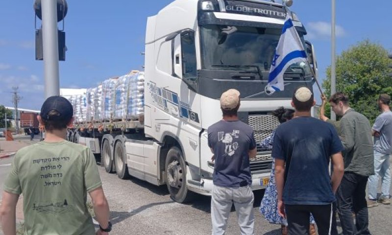 חסימת משאית סיוע [צילום: צו 9]
