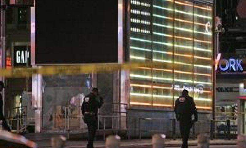 שוטרים בודקים את נזקי הפיצוץ בככר טיימס בניו יורק (צילום AP)