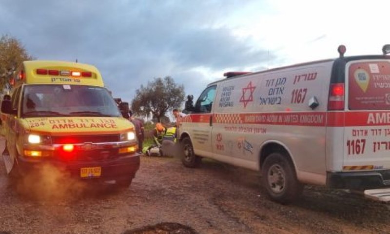 צוותים מטפלים באדם שנפגע [צילום: תיעוד מבצעי מד"א]