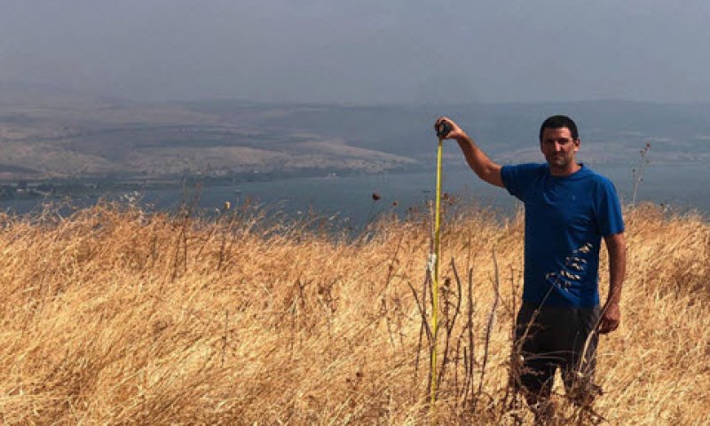 דניאל וקנין, רכז קהילה ושביל סובב כינרת ברשות הכינרת, מודד את גובה החצבים במקטע עינות רקת-תל רקת מעל הכינרת מודד את גובה החצבים במקטע עינות רקת-תל רקת מעל הכינרת [צילום: רשות הכנרת]