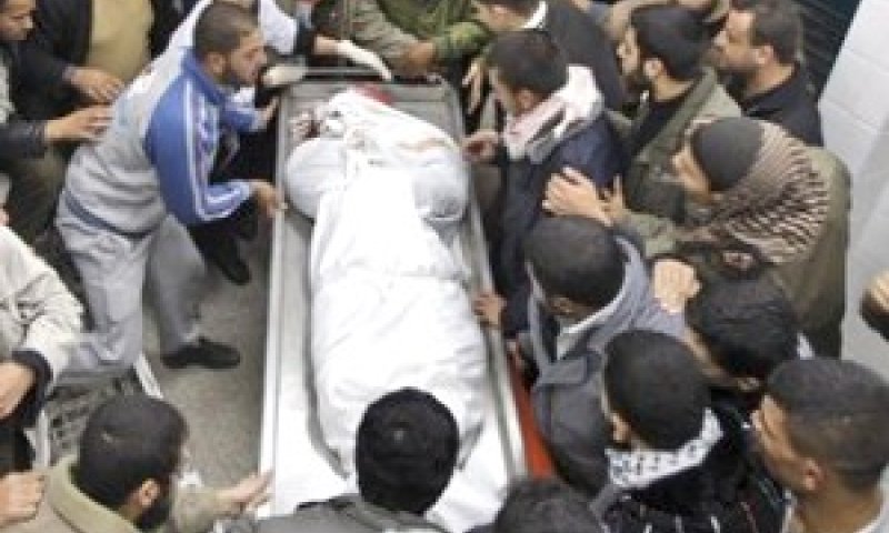 גופת אחד המחבלים שחוסלו אמש [צילום: AP]