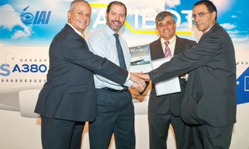 אנשי החברה במעמד חתימת מכתב הכוונות [צילום: תע"א/יח"צ]