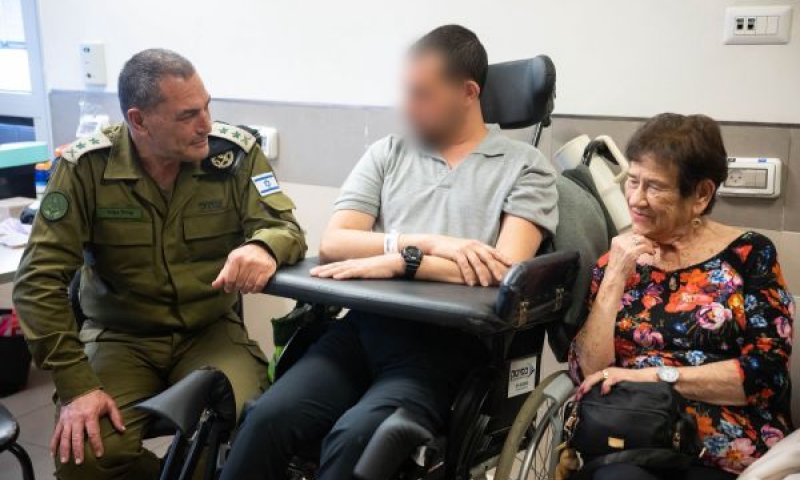 הרמטכ"ל מבקר את פצועי צה"ל [צילום: דובר צה"ל]
