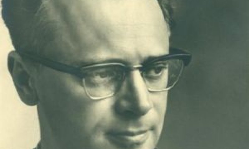 מאנגר. "מי זה נושק את עצמו, רבותי?"