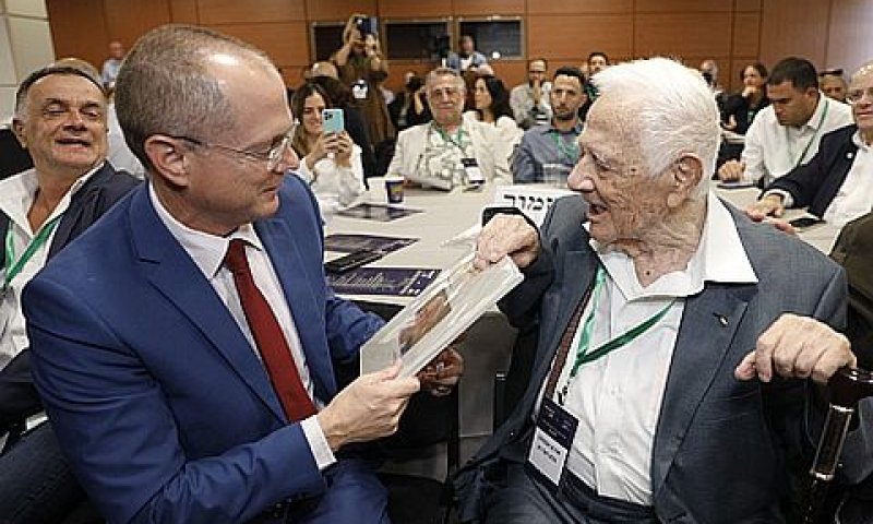 השר פורר מעניק את הפרס לאהרון אמסלם