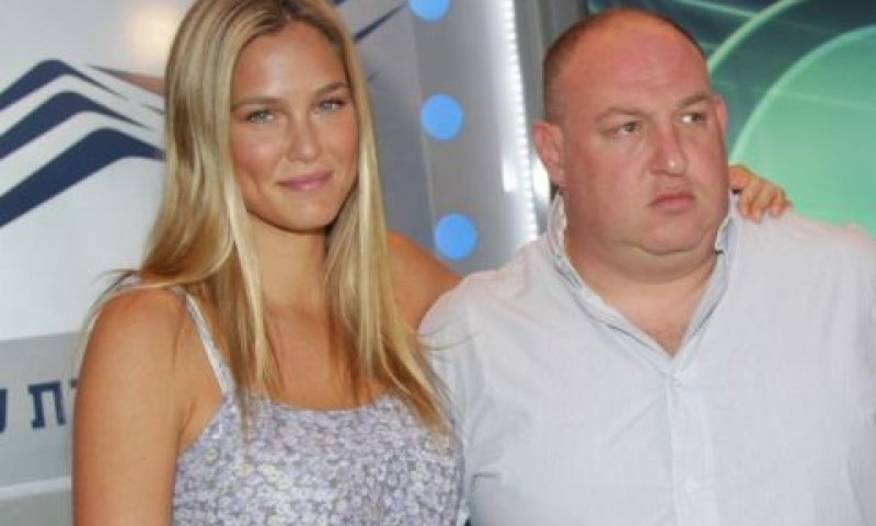 הראל ויזל, מנכ"ל פוקס, עם הדוגמנית בר רפאלי [צילום: רפי דלויה]