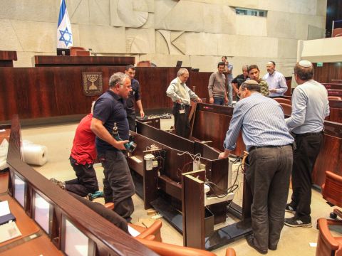 מקטינים ממשלה, מפרקים את שולחן השרים [צילום: דברות הכנסת]