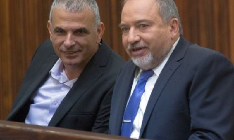 הקרב על התקציב. ליברמן וכחלון [צילום: יונתן זינדל/פלאש 90]