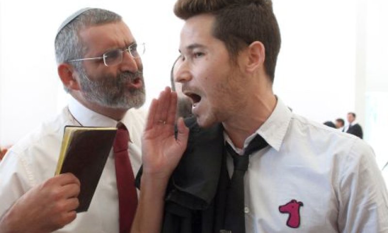 בן ארי בויכוח עם עוה"ד של הפליטים, יפתח כהן, בדיון בבג"ץ [צילום: פלאש 90]