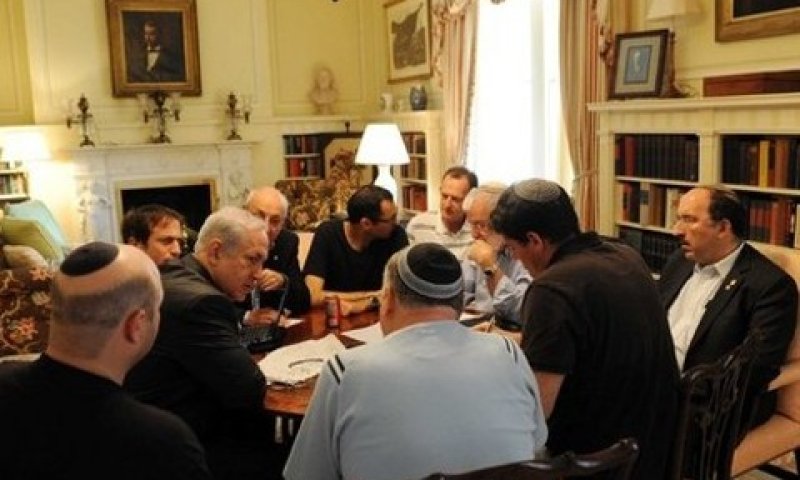 נתניהו מתייעץ עם אנשיו לאחר נאום אובמה [צילום: לע"מ]