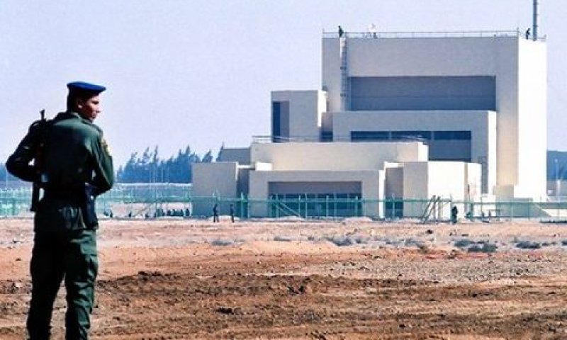 חייל מחוץ לכור באינשס [צילום: AP]