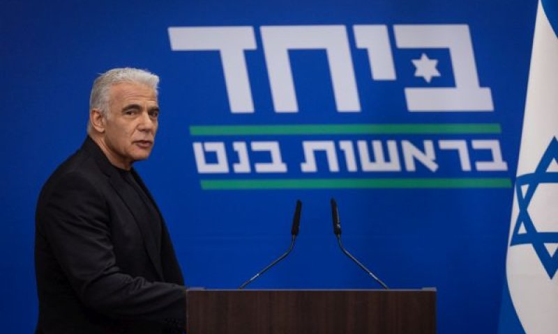 מאחורי לפיד לא הופיע עוד סמל "יש עתיד", אלא המיתוג החדש - "ביחד" בראשות נפתלי בנט [צילום: יונתן זינדל/פלאש 90]