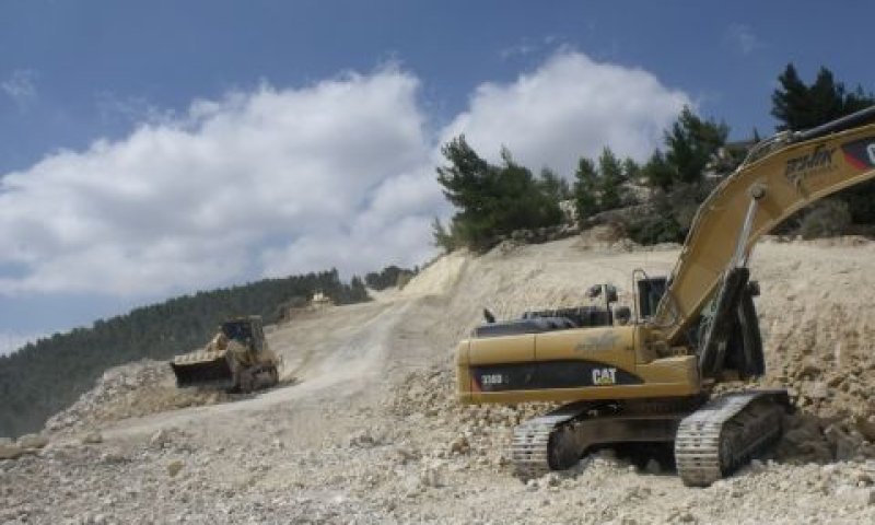 העבודות להקמת הגדר, בימים האחרונים [צילום: החברה להגנת הטבע]