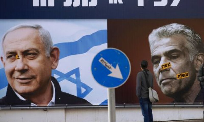 ראש בראש בשלט חוצות [צילום: עודד בלילטי/AP]