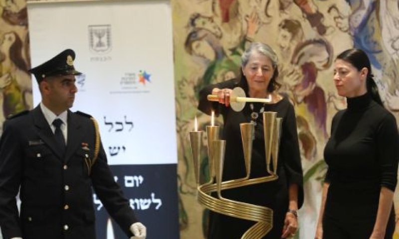 ח"כ מיכאלי ואמה מדליקות נר [צילום: דוברות הכנסת, יונתן זינדל]