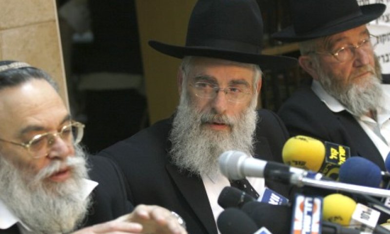 הרב יעקב שפירא (במרכז) [צילום: פלאש 90]