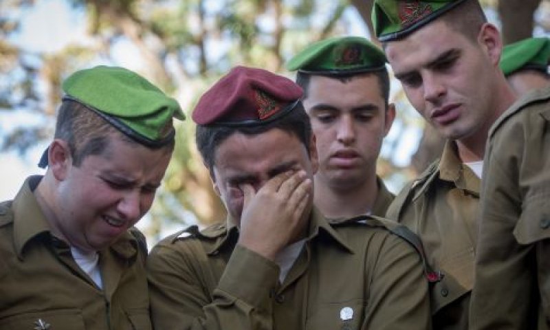 חבריו של החייל בוכים על קברו הטרי [צילום: מרים אלסטר/פלאש 90]