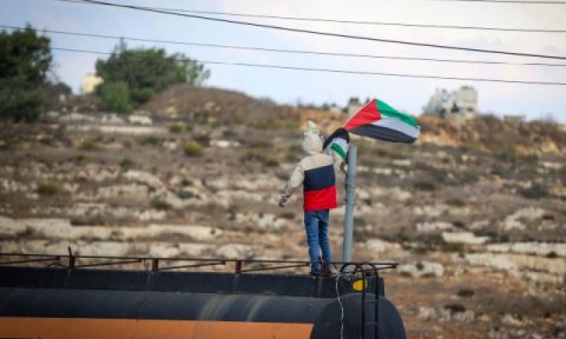 פלשתיני שהתעמת אתמול עם כוחות הביטחון ליד רמאללה [צילום: פלאש 90]