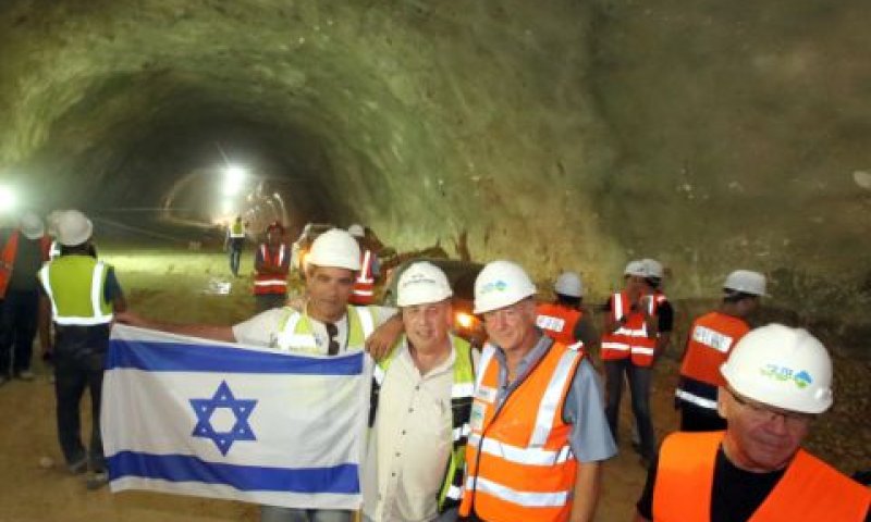 נזק לתעשייה [צילום: פלאש 90]
